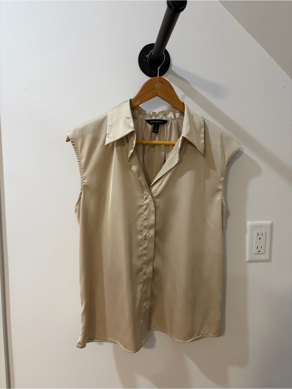 Banana Republic Sleeveless Satin Button-Down Top in Beige